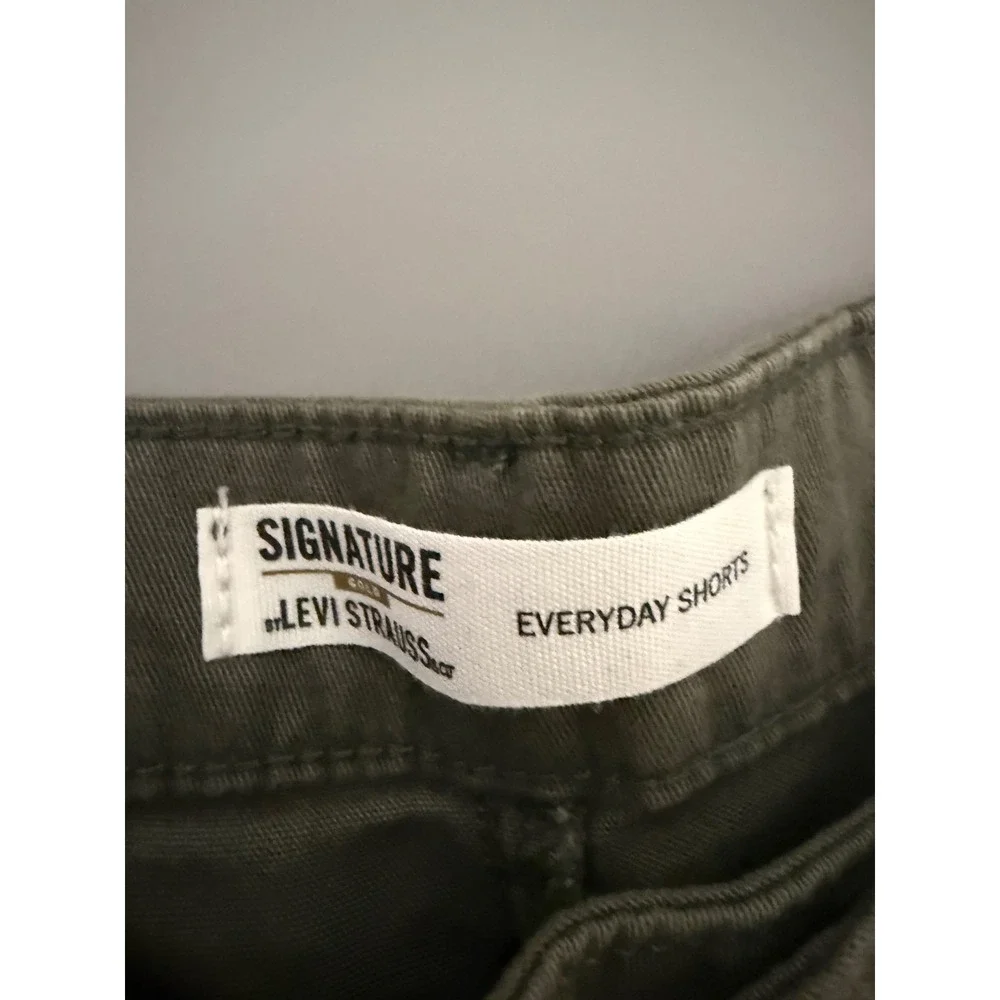 Signature Levi Strauss Womens Everyday Shorts Olive Green Twill Size 8 W29